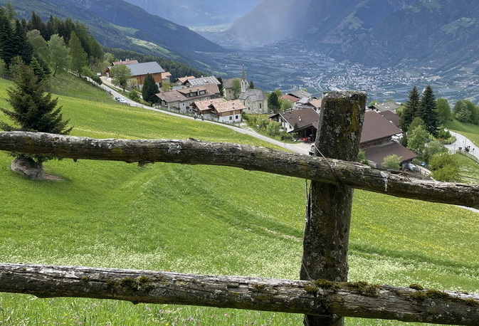 Alternativtext ← wichtigster für Google Alter Holzzaun mit Blick auf Südtiroler Dorf und Alpental, Vinschgau