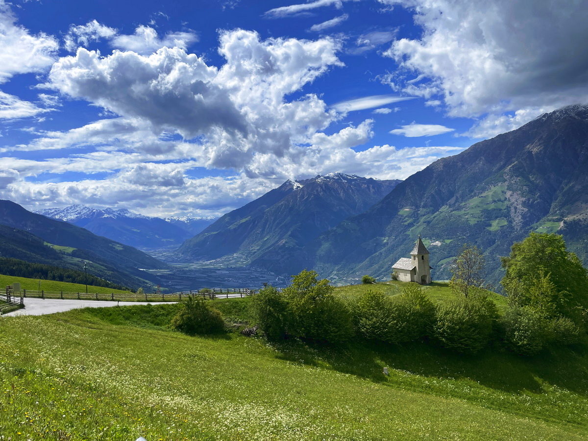 Alpental mit kleiner Kirche im Vordergrund, Südtirol