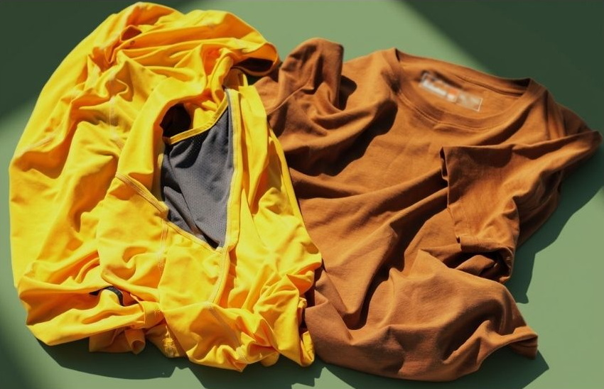 Laufshirts aus Baumwolle und Polyester als visueller Materialvergleich.
