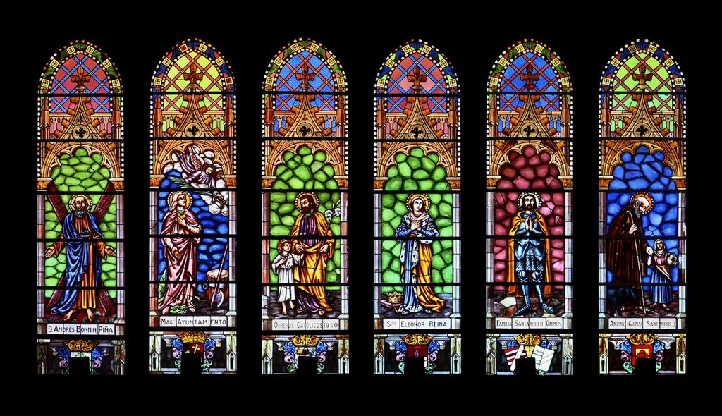Bunte Kirchenfenster der Església Santa Margalida,
Mallorca, Spanien