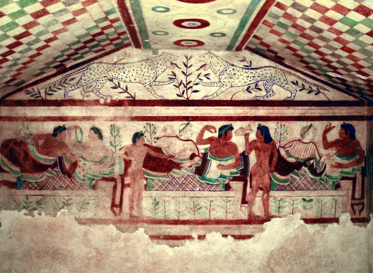 Wandfresko aus dem Grab der Leoparden in Tarquinia – etruskische Frauen und Männer beim Bankett, Symbol für Gleichberechtigung in der Rasenna‑Gesellschaft. Tomba dei Leopardi, Tarquinia, ca. 480 v. Chr.