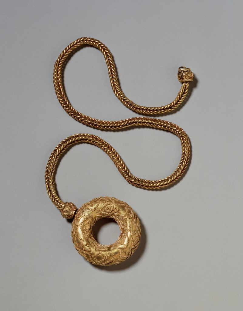 Goldener Rundanhänger mit Granulationsmuster an einer geflochtenen Goldkette