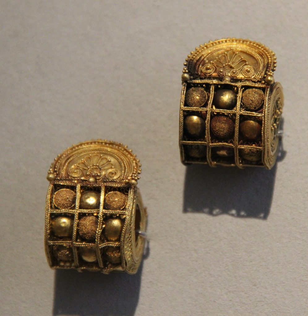 Zwei goldene Bauletto-Ohrringe der Rasenna mit feiner Granulationsverzierung