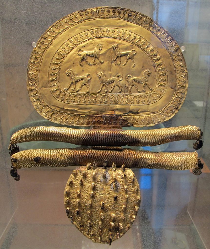 Goldene Prunkfibel mit Tiermotiven aus der Regolini-Galassi-Grabkammer in Cerveteri